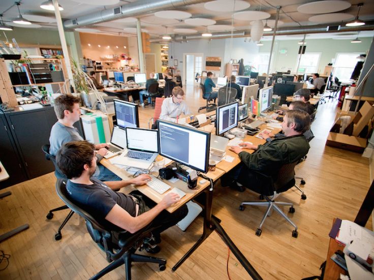 Nahaufnahme von Notizen und Stift, fokussiert